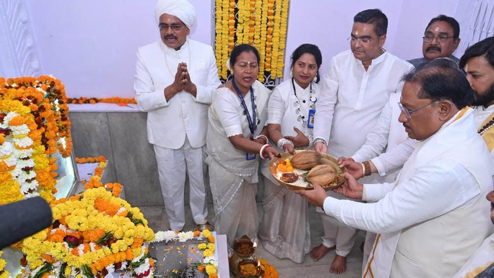 छत्तीसगढ़ सरकार सभी वर्गों के कल्याण के लिए बाबा गुरु घासीदास के मार्ग का कर रही है अनुसरण : सीएम साय