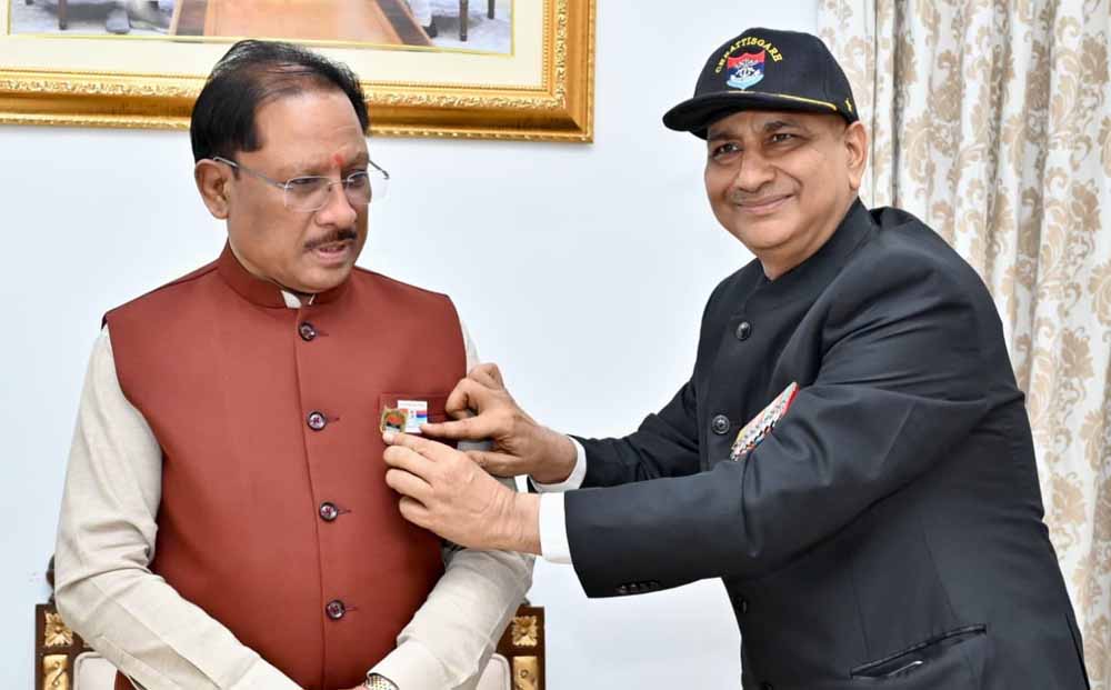 सशस्त्र सेना झंडा दिवस पर मुख्यमंत्री ने सैनिकों एवं शहीद परिवारों के कल्याण हेतु किया अंशदान