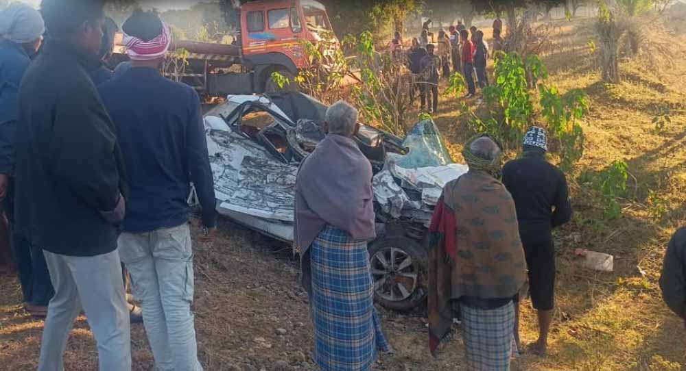 ट्रेलर से टकराई कार, उसी गांव के 5 लोगों की जान गई—इलाके में मातम