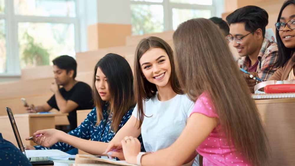 स्कूल और कॉलेजों की संख्या में कौन है नंबर-1? देखें भारत का स्थान