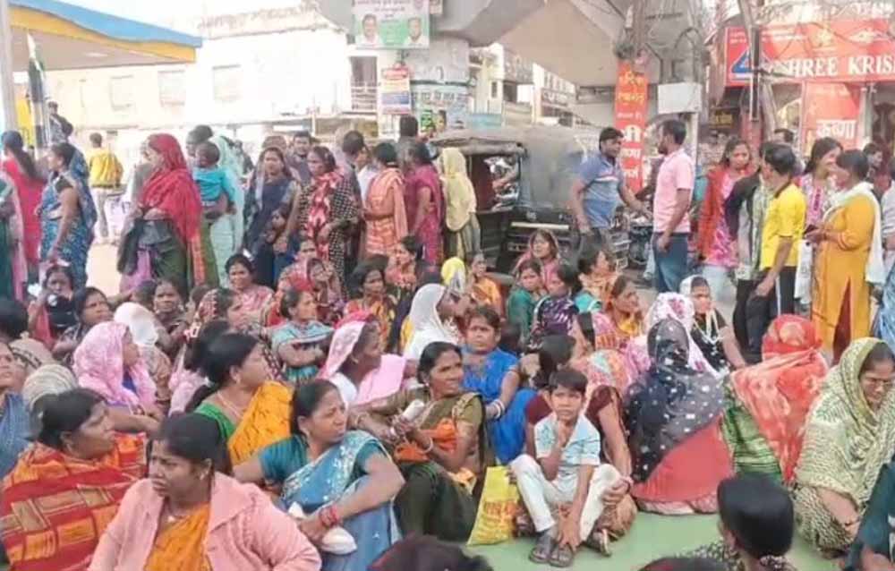 विस्थापन का डर: रेलवे नोटिस के बाद मुआवजे की मांग को लेकर मुख्य चौक जाम