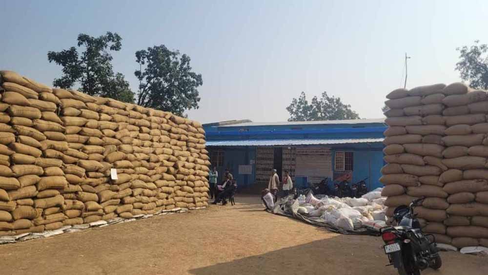 खरीदी केंद्रों में धान का अंबार, मिलर उठाव नहीं कर रहे, खरीदी केंद्रों पर संकट