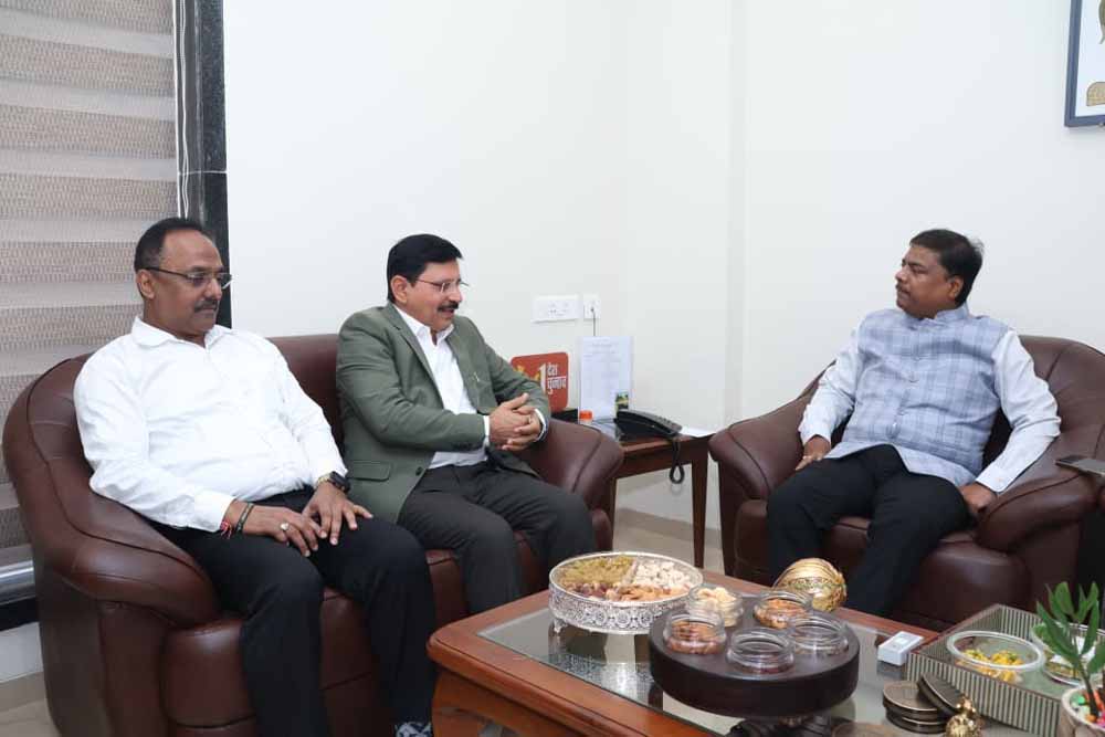 वन मंत्री कश्यप से SECL प्रमुख की सौजन्य भेंट, सहयोग बढ़ाने पर हुआ विचार-विमर्श