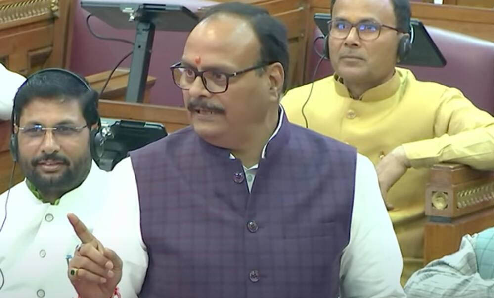 सपा सरकार पर हमला: डिप्टी CM ब्रजेश पाठक का दावा, अस्पतालों को बनाकर रखा गया था तबेला