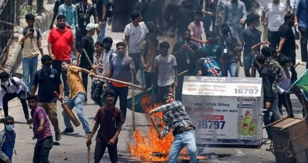 बांग्लादेश में अखबार दफ्तरों पर हमले के दौरान पुलिस की निष्क्रियता, अधिकारी का बचाव बयान