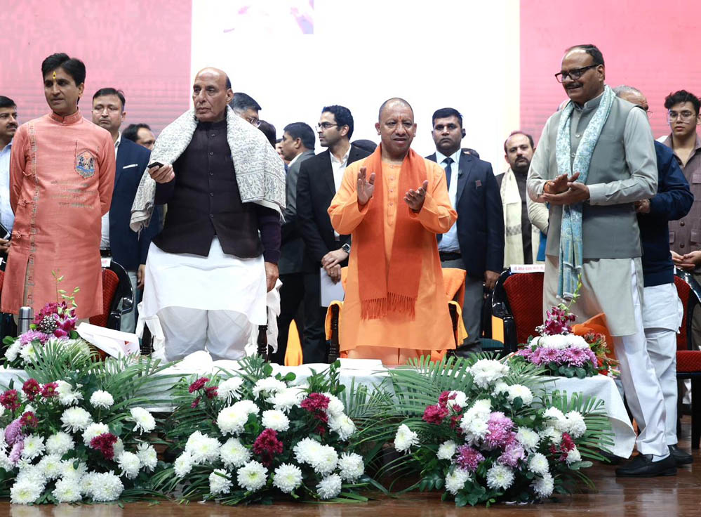 लोकभवन में अटल बिहारी वाजपेयी की मूर्ति के समक्ष दीप जलाकर पुण्य स्मृतियों को किया नमन