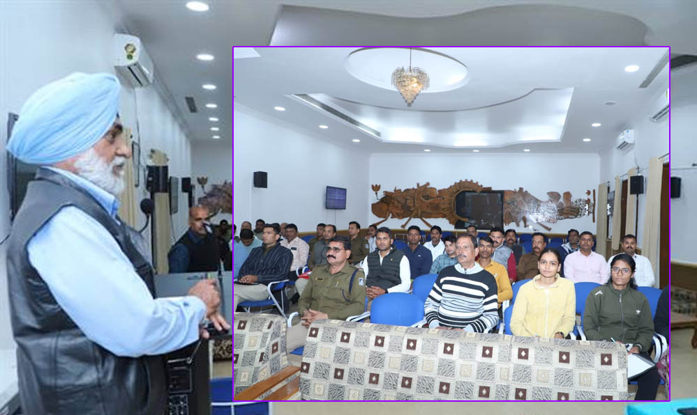 यातायात पुलिस के अधिकारी-कर्मचारियों ने लिया रिफ्रेशर कोर्स, सड़क सुरक्षा पर दिया गया प्रशिक्षण