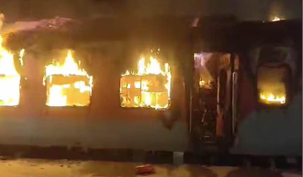 चलती टाटानगर–एर्नाकुलम एक्सप्रेस में आग का कहर, AC कोच धू-धू कर जले, एक की मौत