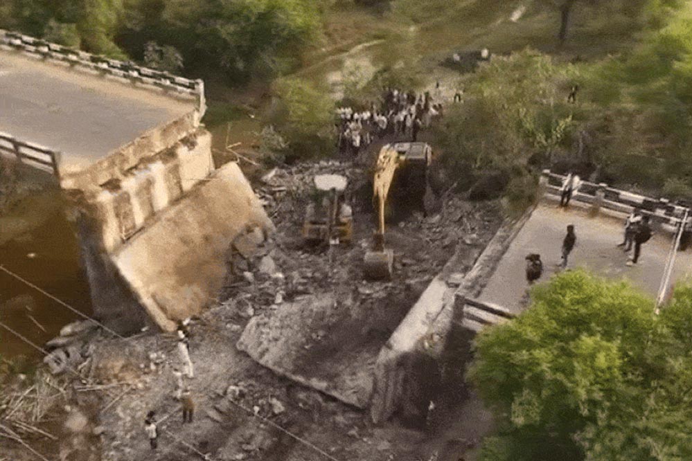 बरेली–पिपरिया रोड पर पुल दुर्घटना—जिम्मेदारी तय, प्रबंधक निलंबित