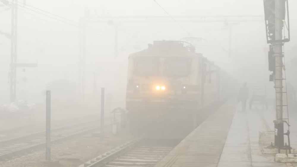 सफर बना सजा: घने कोहरे से राजधानी एक्सप्रेस ठप , यात्रियों का फूटा गुस्सा