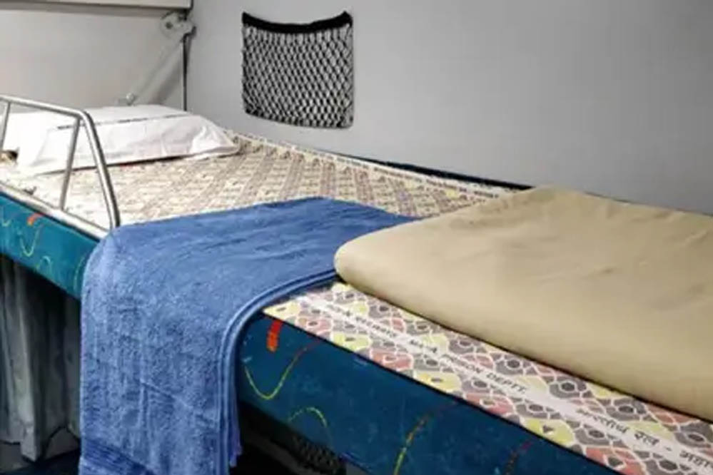 Indian Railways को 34 लाख का नुकसान, यात्री चादर और टॉवल चोरी कर ले जा रहे