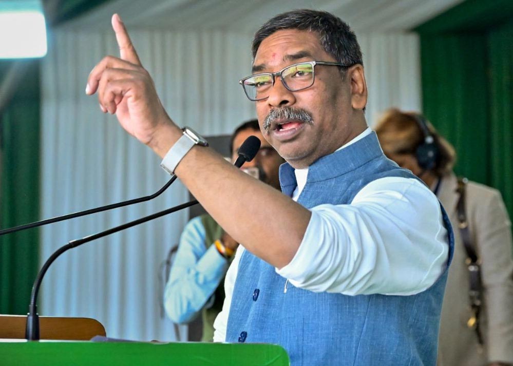 पोस्टर हटने और नेताओं के गायब होने के बीच हेमंत का दिल्ली दौरा, झारखंड की राजनीति में गर्मी तेज