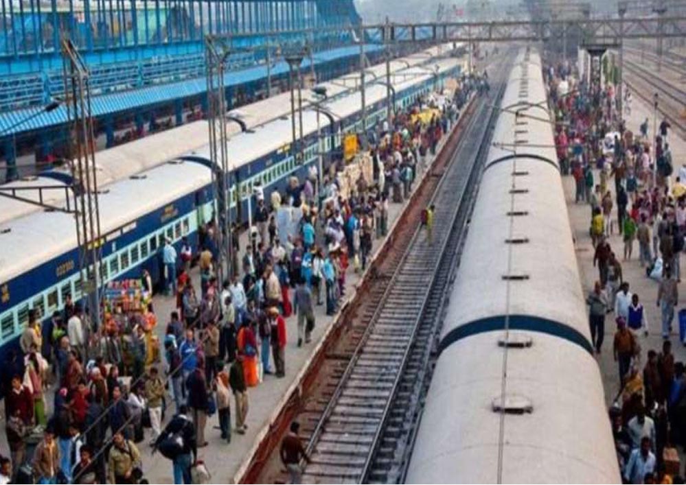 जबलपुर रेलवे प्रशासन ने यात्रियों की मांग पर गोरखपुर-लोकमान्य तिलक टर्मिनस विशेष ट्रेन शुरू करने का निर्णय लिया