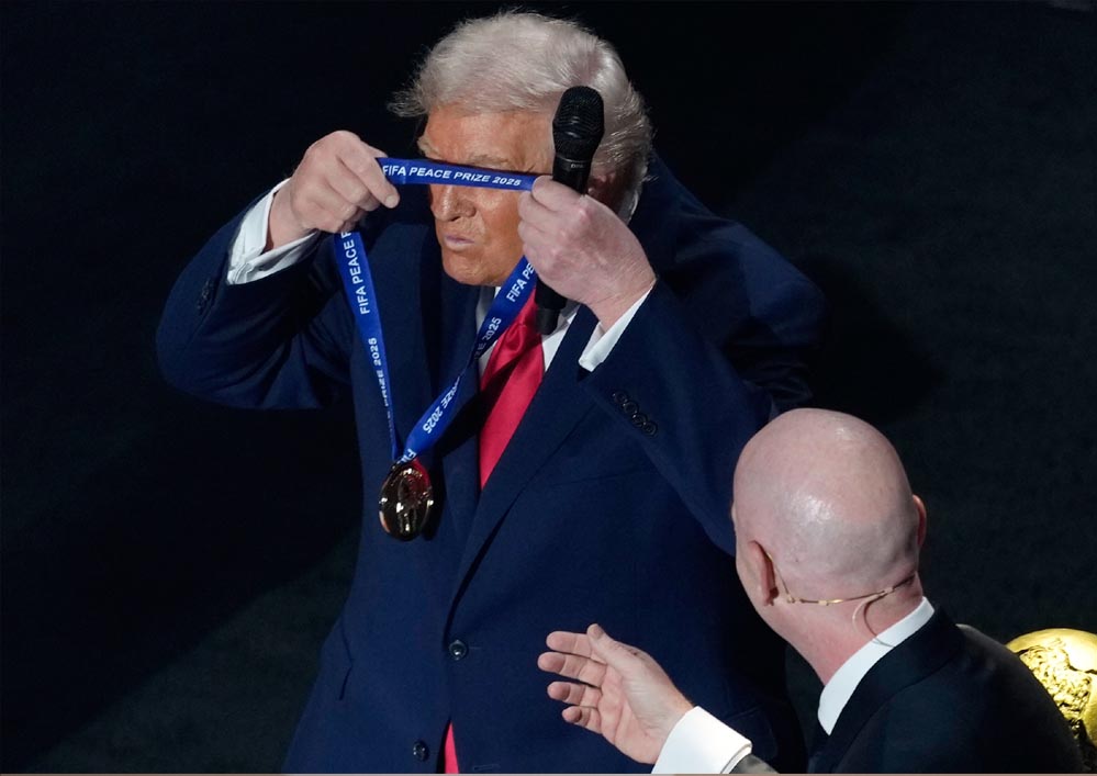 अमेरिकी राष्ट्रपति ट्रंप को ‘शांति पुरस्कार’ से नवाजा गया, खुशी में खुद पहना