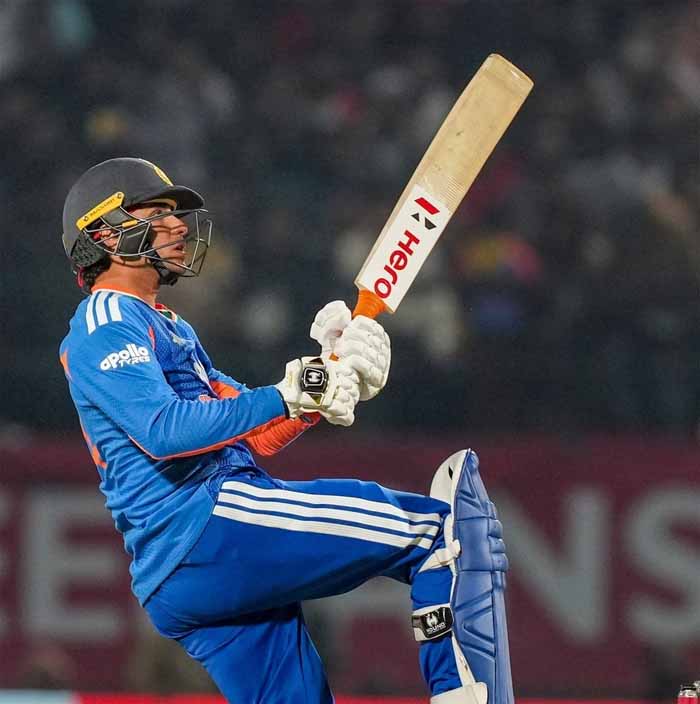 रिकॉर्ड ब्रेकर अभिषेक शर्मा: टी20 क्रिकेट में सबसे तेज 300 छक्के जड़ने वाले भारतीय खिलाड़ी बने