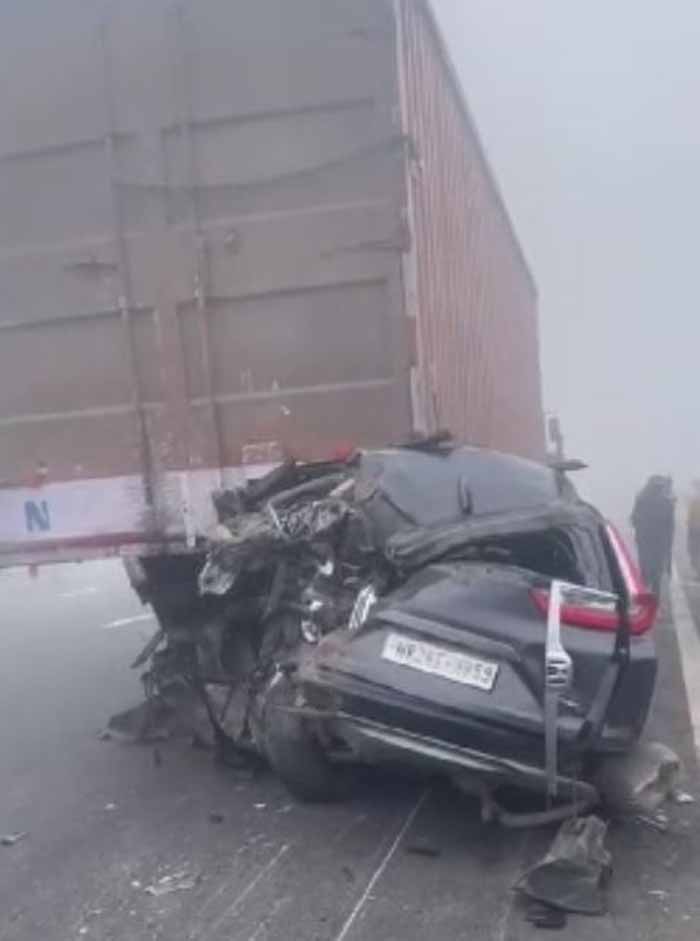 भयानक सड़क हादसा: कोहरे में दिल्ली–मुंबई एक्सप्रेसवे पर भीषण टक्कर, 30 से अधिक गाड़ियां चपेट में, 4 मौतें