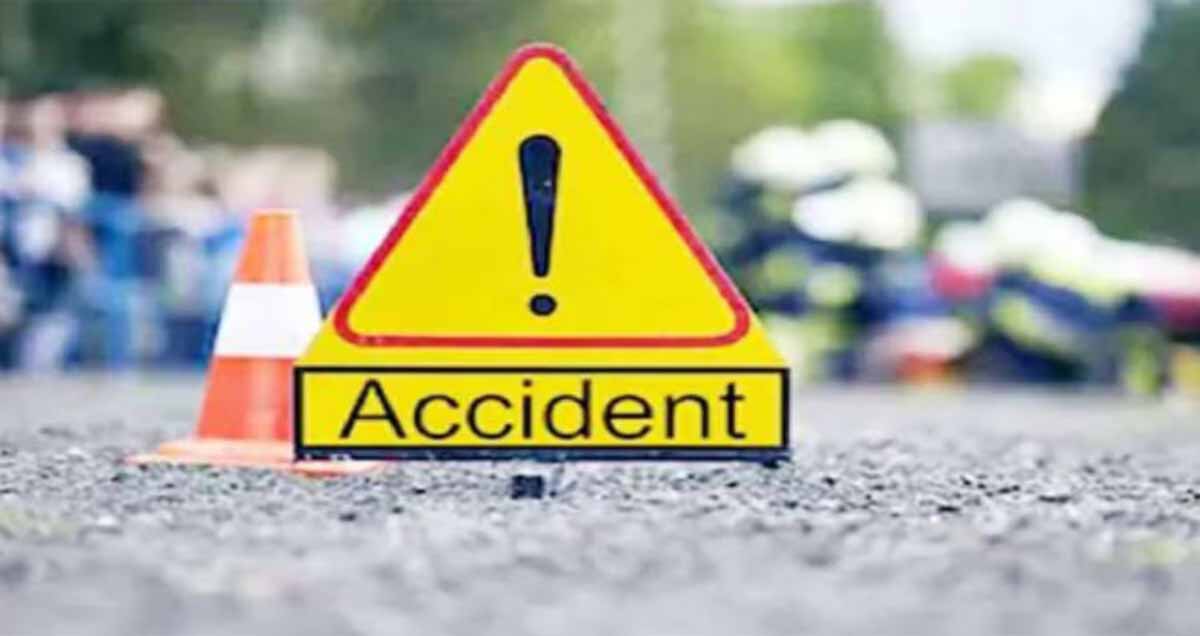 रफ्तार बनी हादसे की वजह, सड़क किनारे खड़े ट्रेलर से टकराई बस, 5 गंभीर घायल