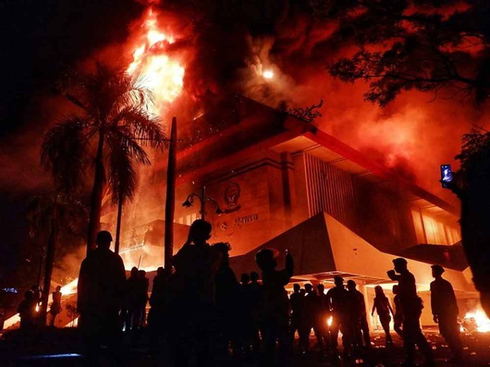 इंडोनेशिया में बड़े हादसे का अलर्ट: ऑफिस बिल्डिंग में लगी भयानक आग, 20 से अधिक लोगों की मौत