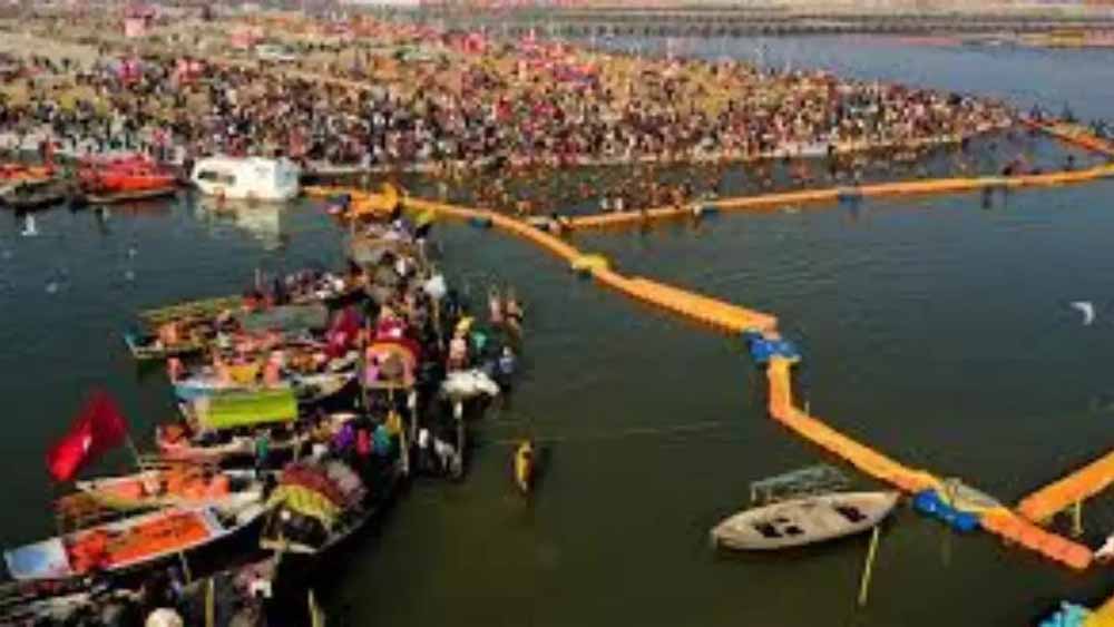 संगम नगरी में माघ मेला क्षेत्र के आसपास के गांवों में महिलाएं तैयार कर रही हैं गोबर के उपले और मिट्टी के चूल्हे