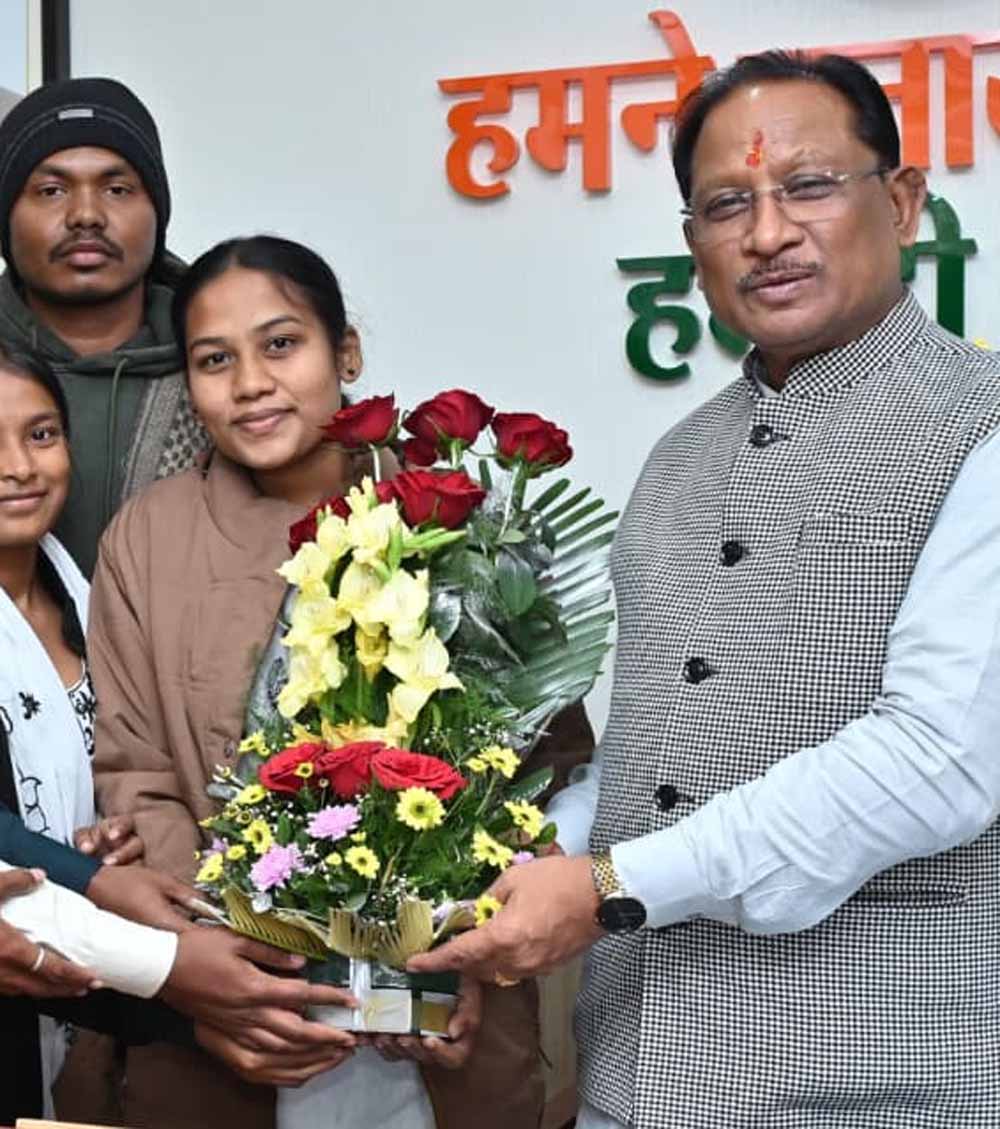 मुख्यमंत्री साय से शासकीय आदर्श पोस्ट मैट्रिक आदिवासी बालक छात्रावास के प्रतिनिधियों की शिष्टाचार भेंट