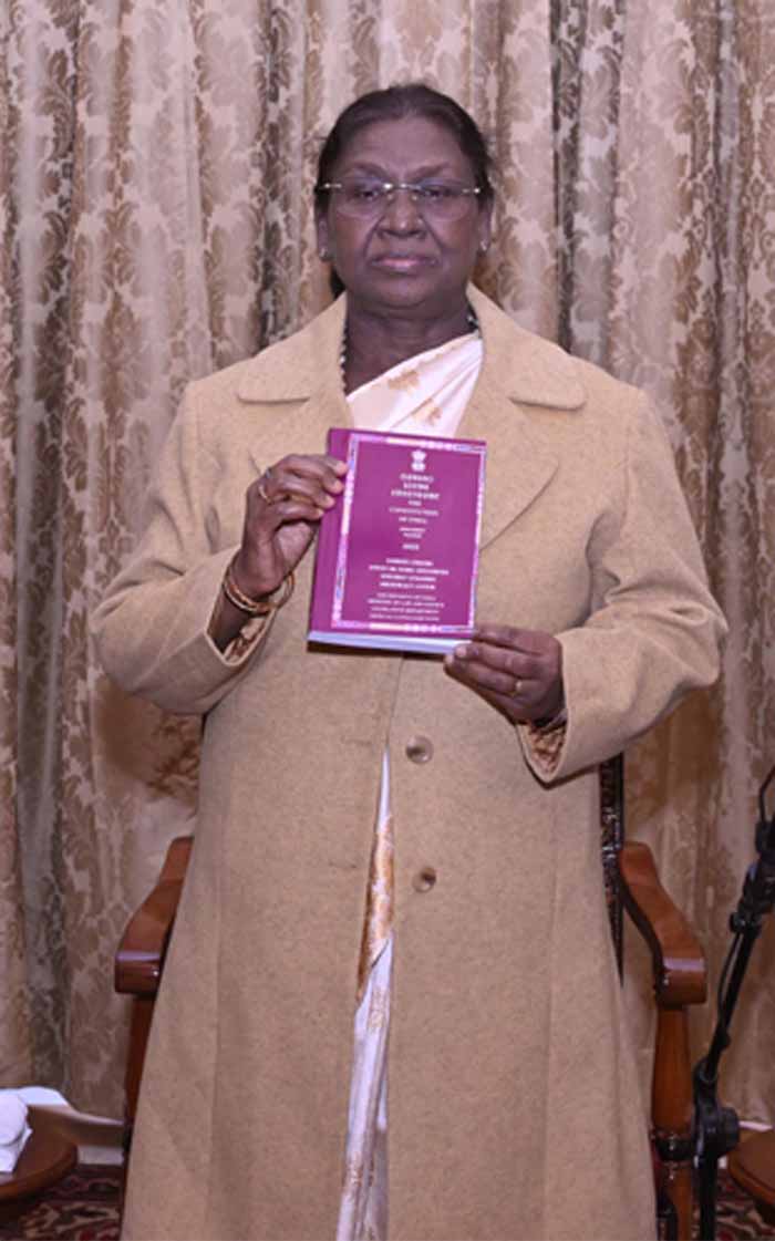 समावेशी भारत की मिसाल: राष्ट्रपति द्रौपदी मुर्मू ने संथाली भाषा में भारत का संविधान जारी किया