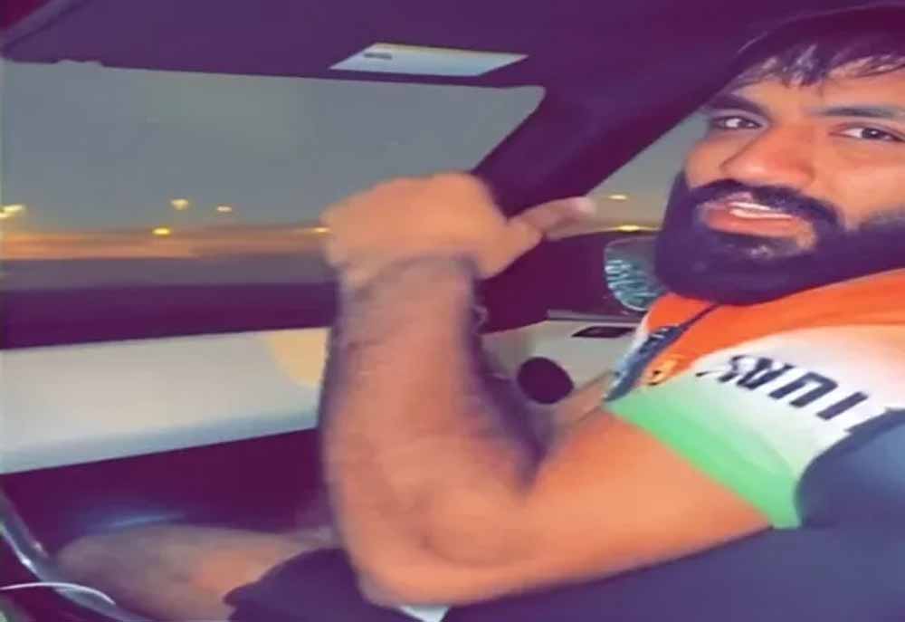 खेल के मैदान में चौंकाने वाला दृश्य: पाकिस्तानी स्टार ने ‘भारतीय टीम’ के लिए खेलते हुए लहराया तिरंगा