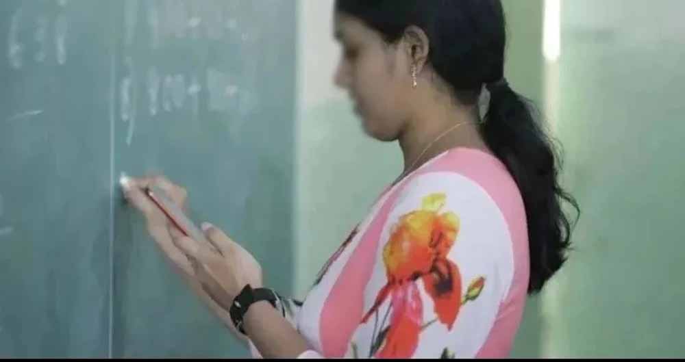 मध्य प्रदेश में ई-अटेंडेंस लागू: शिक्षकों ने याचिका वापस ली, सामने आया यह बड़ा कारण