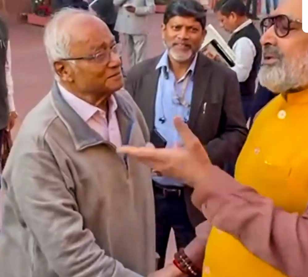 सिगरेट विवाद: कैमरे में कैद हुए ममता के सांसद, बचाव में दिया चौंकाने वाला तर्क