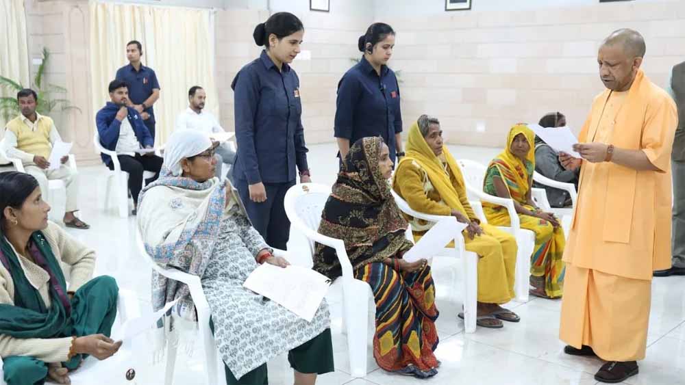 जनता दर्शन में संवेदनशील दिखे सीएम योगी, हर समस्या के उचित निस्तारण का दिया आश्वासन
