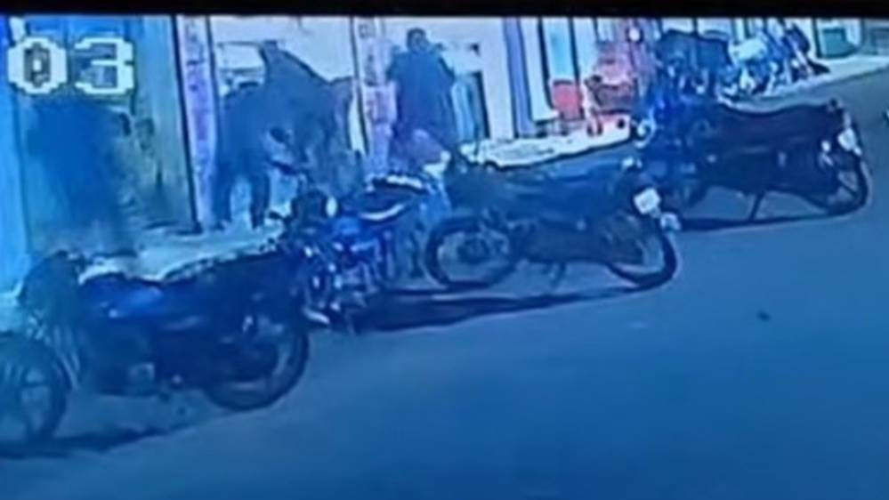 खंडवा में 2 करोड़ की ज्वेलरी लूट, फायरिंग के बीच 7 बदमाश 900 ग्राम सोना और 80 किलो चांदी लेकर फरार, वीडियो वायरल