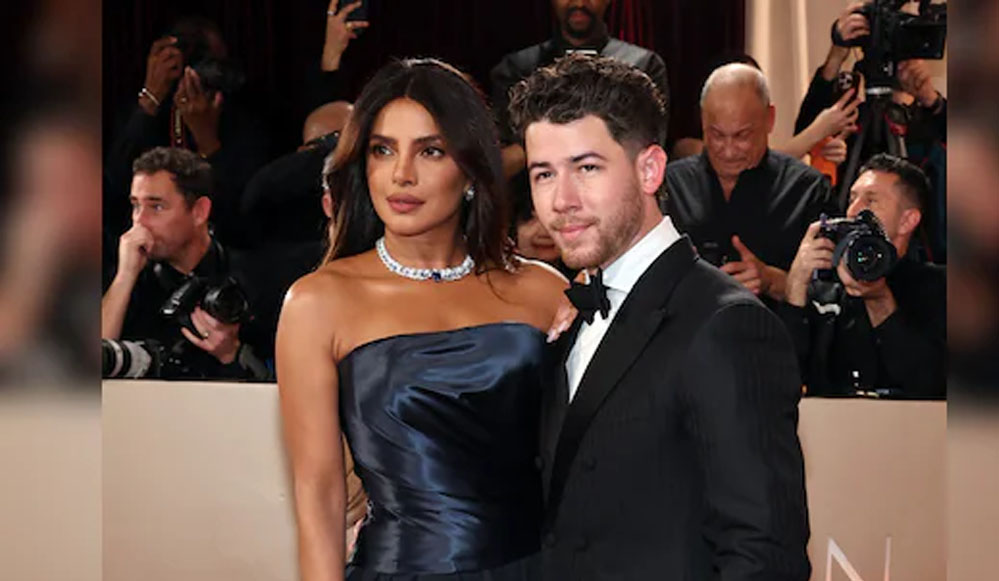 प्रियंका चोपड़ा का स्टनिंग वेस्टर्न अवतार, पति निक जोनस ने दिखाया रोमांटिक अंदाज़