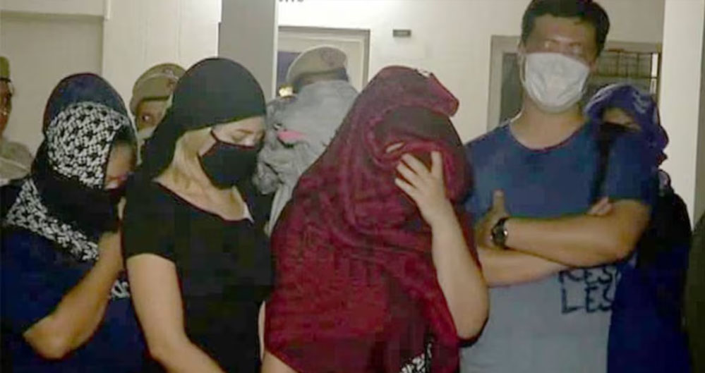 मेरठ: ऐसी ‘सर्विस’ के लिए 20 लड़कियों के बीच एक लड़का, जानिए पूरा मामला