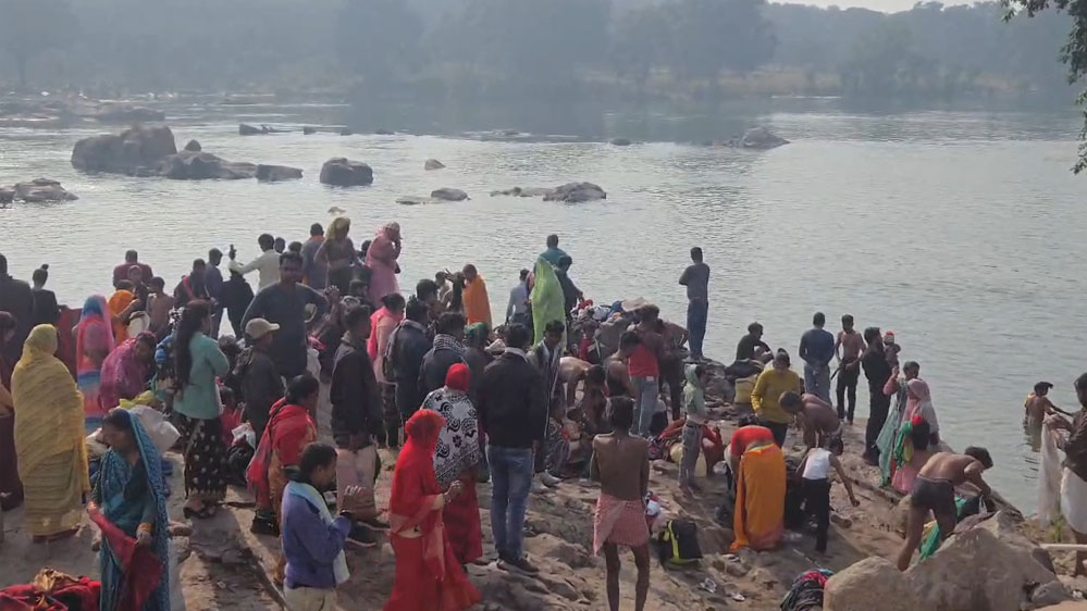 मकर संक्रांति पर ओरछा में बेतवा नदी में स्नान, श्रद्धालुओं ने रामराजा सरकार के दर्शन किए