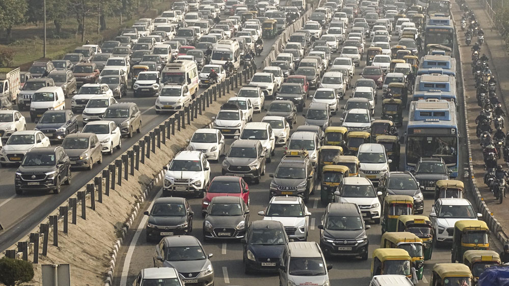 5 किलोमीटर लंबा जाम, दिल्ली-मेरठ एक्सप्रेसवे पर फंसे हजारों लोग