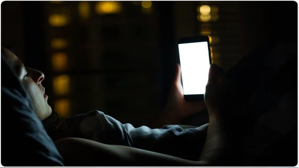 कैंसर का खतरा बढ़ा रहा है मोबाइल और रात जागना, एम्स भोपाल के शोध ने दी गंभीर चेतावनी