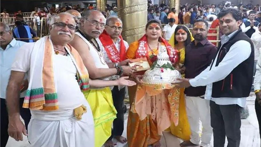 महाकाल मंदिर में भक्ति का रंग: भक्त ने चढ़ाया भारी चांदी का मुकुट, जयकारों से गूंजा परिसर