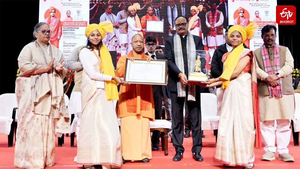 मुख्यमंत्री ने व्यक्तिगत श्रेणी में 10 और युवक–महिला मंगल दलों को किया सम्मानित