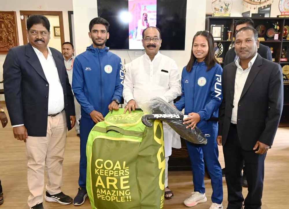 खिलाड़ियों का हौसला बढ़ा: उप मुख्यमंत्री साव ने NCoE में परफॉर्मेंस असेसमेंट के लिए चुने गए खिलाड़ियों को बांटी हॉकी किट