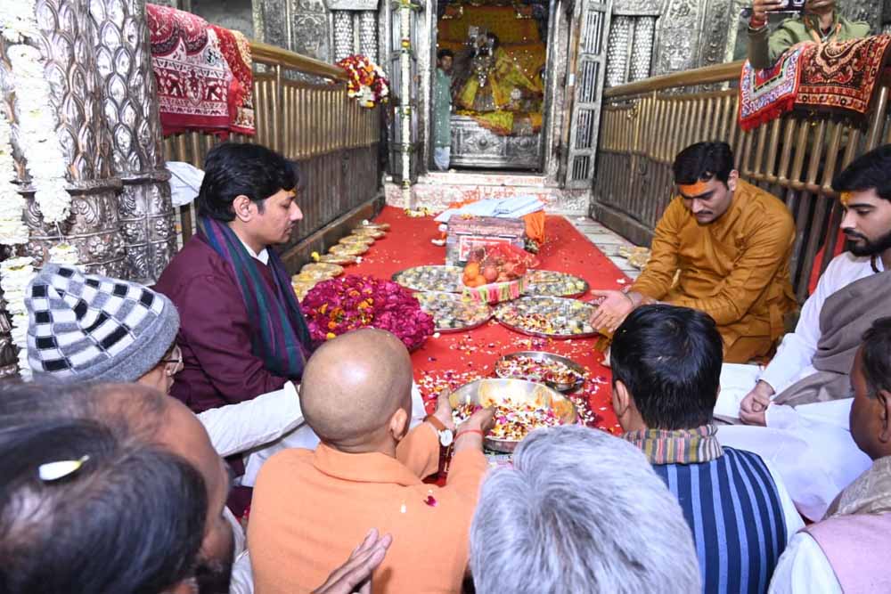 वृंदावन पहुंचे मुख्यमंत्री व भाजपा अध्यक्ष, बांके बिहारी के चरणों में टेका माथा