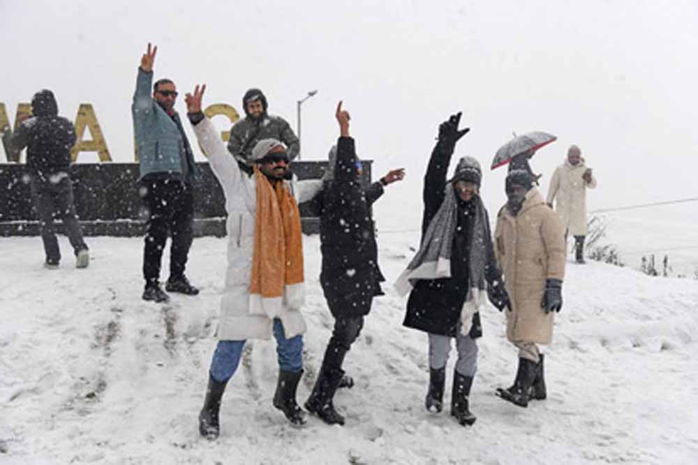 मौसम हुआ मेहरबान, श्रीनगर की वादियों में उमड़ी पर्यटकों की भीड़