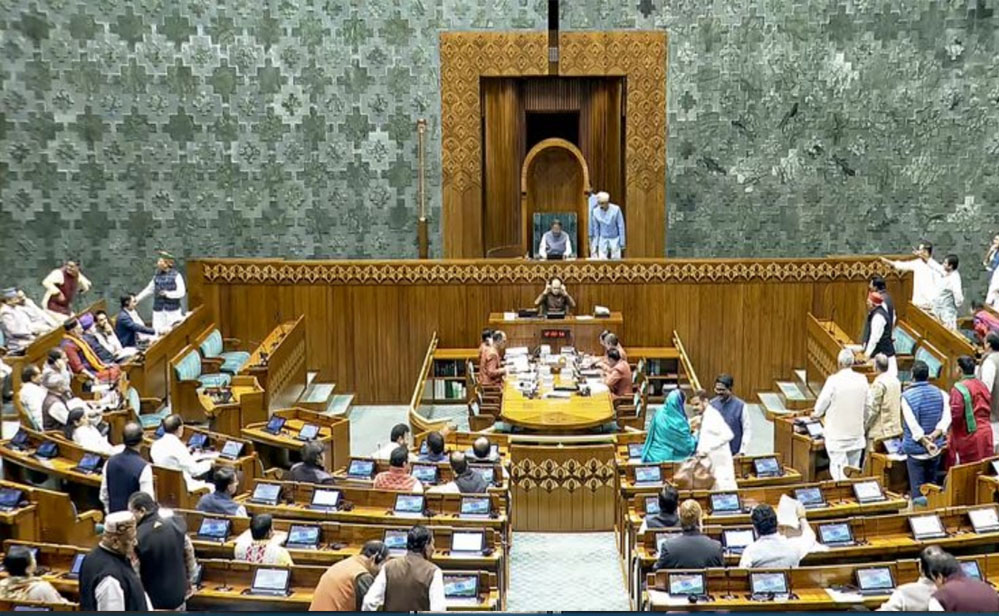 संसद में देरी से पहुंचे सांसदों की सैलरी होगी कट, हाजिरी भी रहेगी प्रभावित