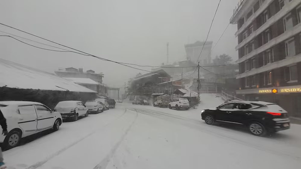 श्रीनगर से शिमला मनाली तक बर्फबारी, कश्मीर में रद्द हुईं 24 फ्लाइट्स, बर्फीले दृश्य ने टूरिस्टों को किया आकर्षित