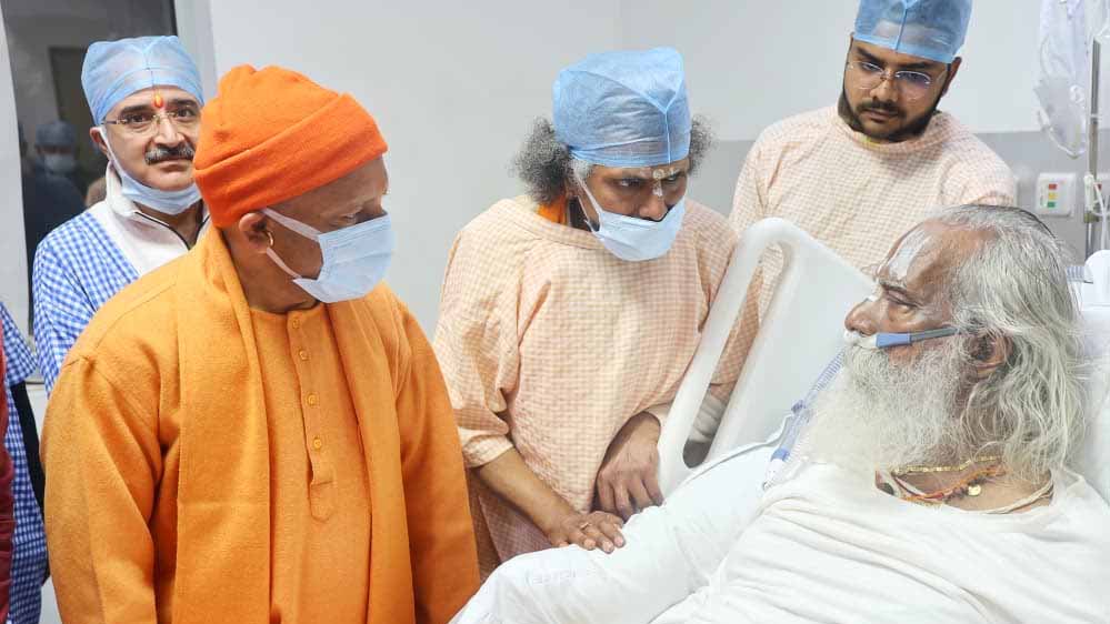 योगी आदित्यनाथ का महंत नृत्य गोपाल दास महाराज से संवाद, स्वास्थ्य के बारे में ली जानकारी