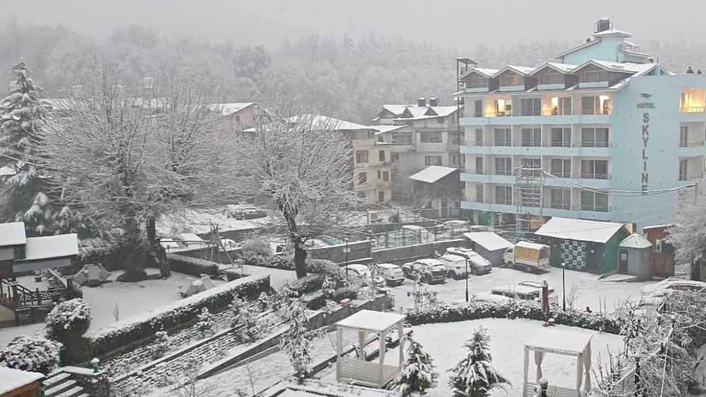 हिमाचल में शिमला और ऊंचे इलाकों में भारी बर्फबारी, 550 सड़कें बंद, पारा 13 डिग्री तक गिरा