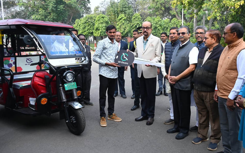 रायपुर: सरस्वती शिक्षा संस्थान को राज्यपाल डेका ने दिए चार ई-रिक्शे, बढ़ेगा परिवहन सुविधा