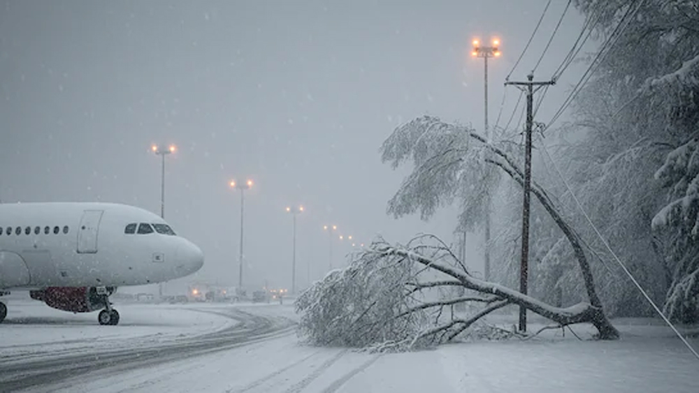 बर्फ में जकड़ा अमेरिका: तूफान से 25 मौतें, 7 लाख घर अंधेरे में, हवाई सेवाएं प्रभावित