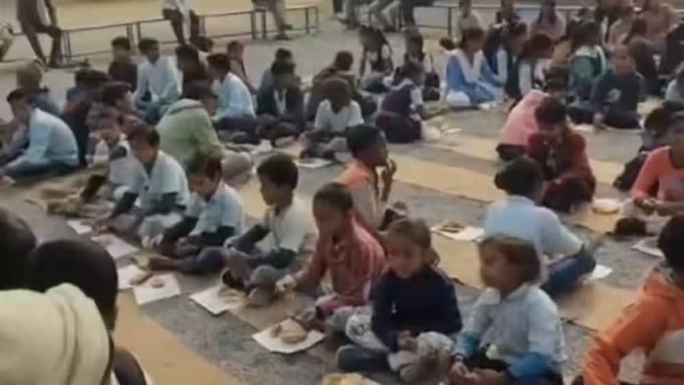 मैहर स्कूल मामला: बच्चों को कागज पर मिड डे मील परोसने पर प्राचार्य निलंबित