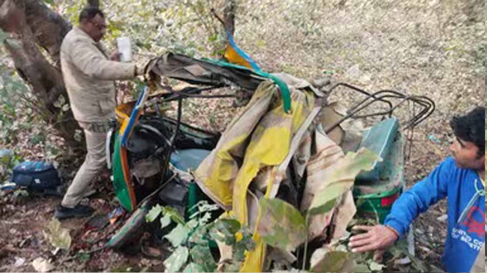 यूपी सड़क हादसा: बेकाबू ट्रक ने दो ऑटो को रौंदा, पांच लोगों की मौके पर मौत