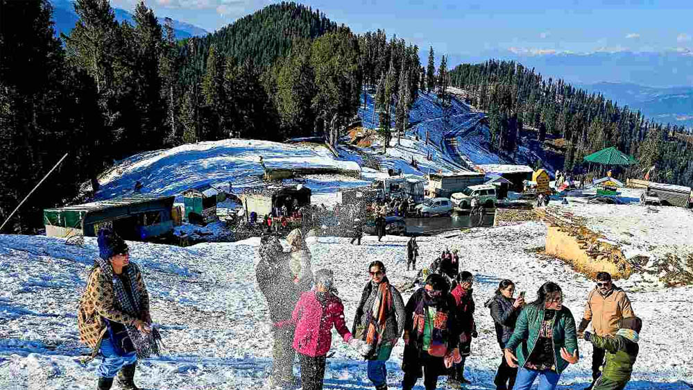 उत्तर भारत में ठंड बढ़ी, दिल्ली-यूपी में शीत लहर और घने कोहरे ने बढ़ाई मुश्किलें