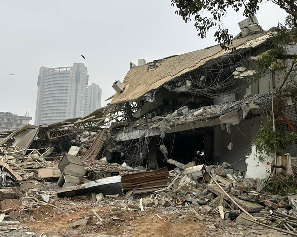 दिल्ली: मस्जिद के पास बुलडोजर चला पूरी रात, अब ज़मीनी हालात कैसे हैं? तस्वीरों में